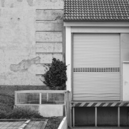 Anbau mit Rolltor an ehemaliger Bunkerwand in Wohngebiet 