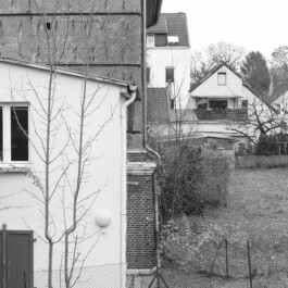 Anbau eines Wohnhauses an ehemalige Bunkerstruktur in Wohngebiet 