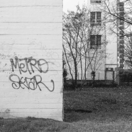 Graffiti auf Bunkerwand neben offener Fläche zwischen Wohnhäusern in Hannover 